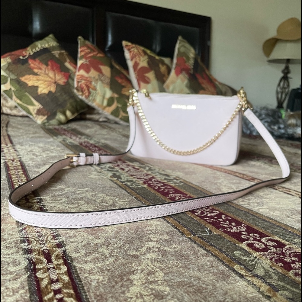 NWOT💕MICHAEL KORS💕 Saffiano leather crossbody bag. Pink w/ gold trim.